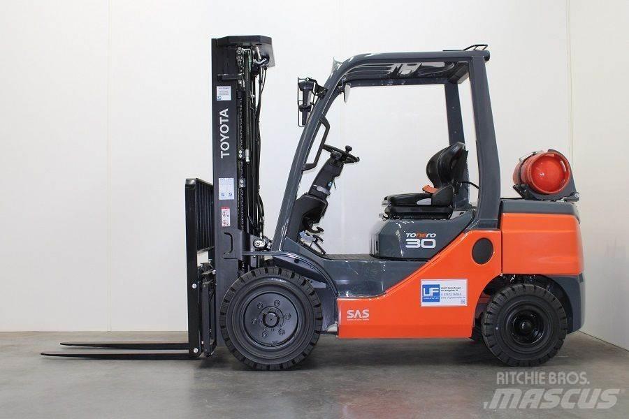 Toyota 02-8FGF30 Gasolmotviktstruckar