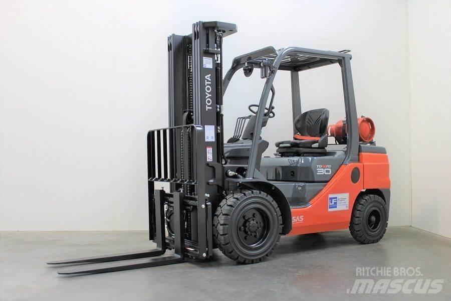 Toyota 02-8FGF30 Gasolmotviktstruckar