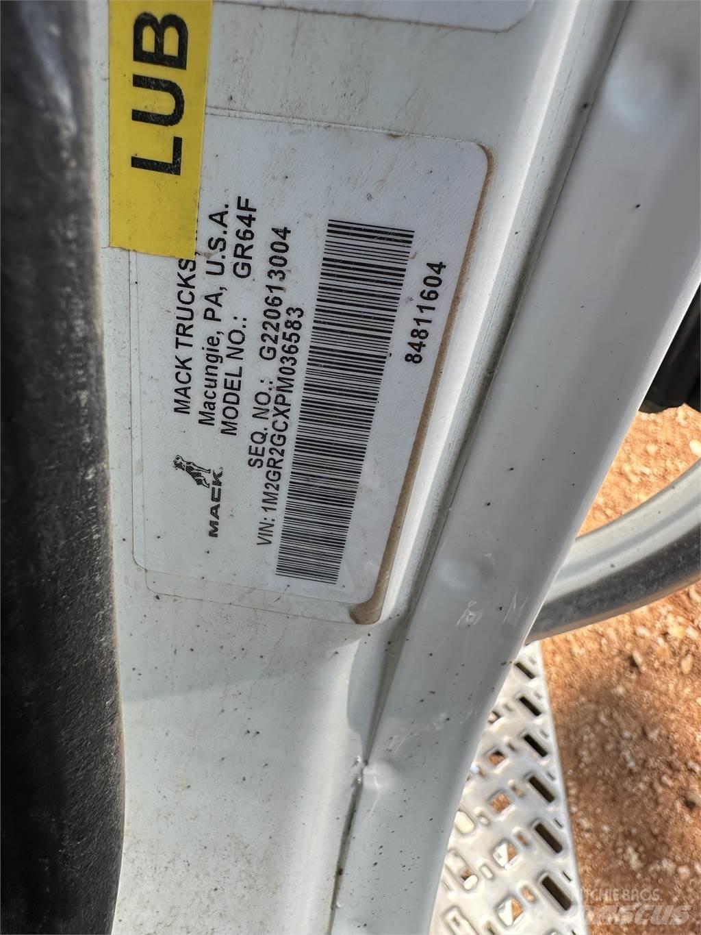Mack GR64F Övriga bilar