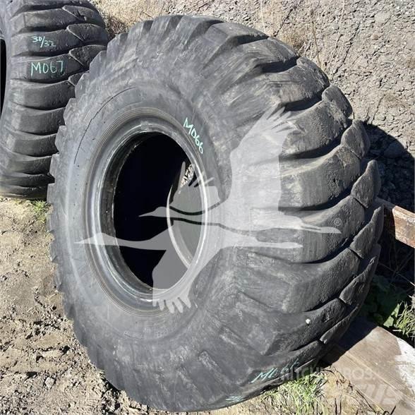 Titan 23.5x25 Däck, hjul och fälgar