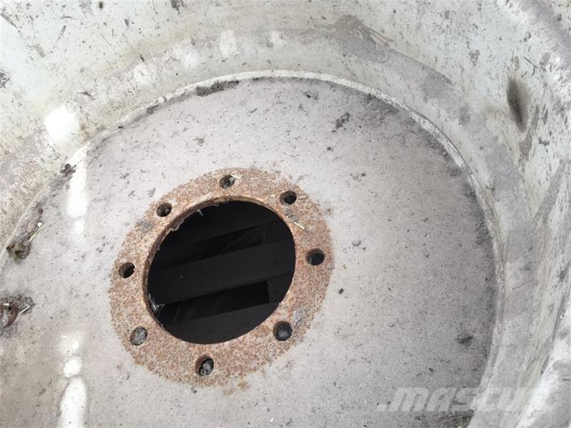  - - - 30.5  x  32 Däck, hjul och fälgar