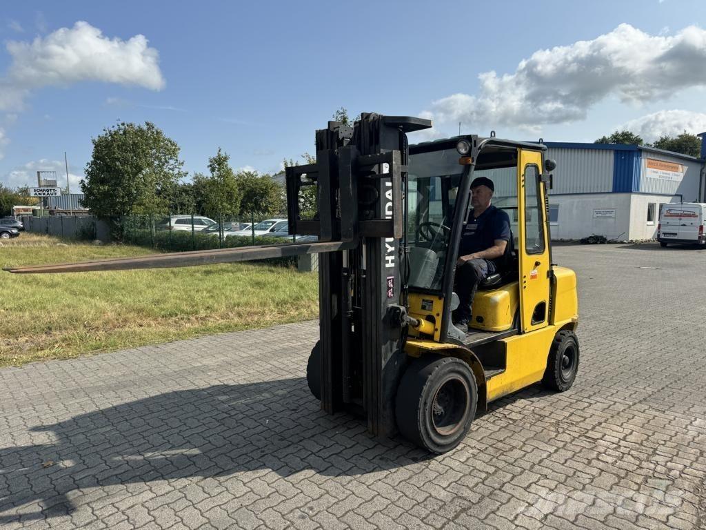 Hyundai 33D-7E Dieselmotviktstruckar