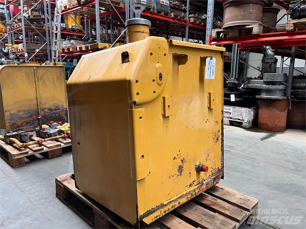 CAT 323D brændstoftank Övriga