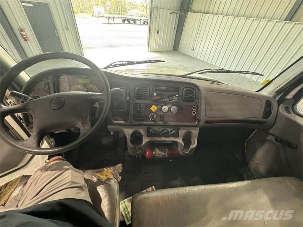 Freightliner M2 106 Flakbilar