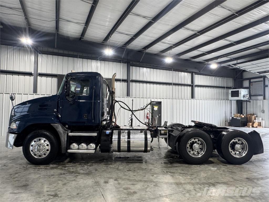 Mack CXU613 Dragbilar