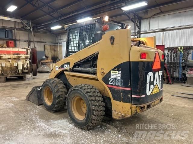 CAT 236B Kompaktlastare
