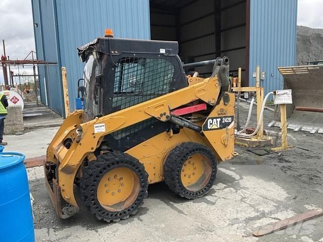CAT 242D Kompaktlastare