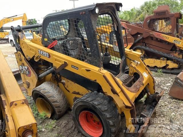 CAT 242D3 Kompaktlastare