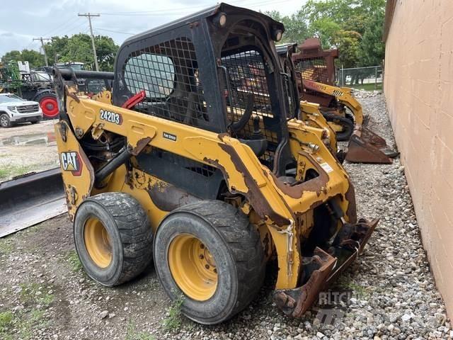 CAT 242D3 Kompaktlastare