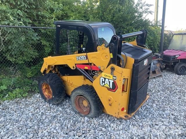CAT 242D3 Kompaktlastare