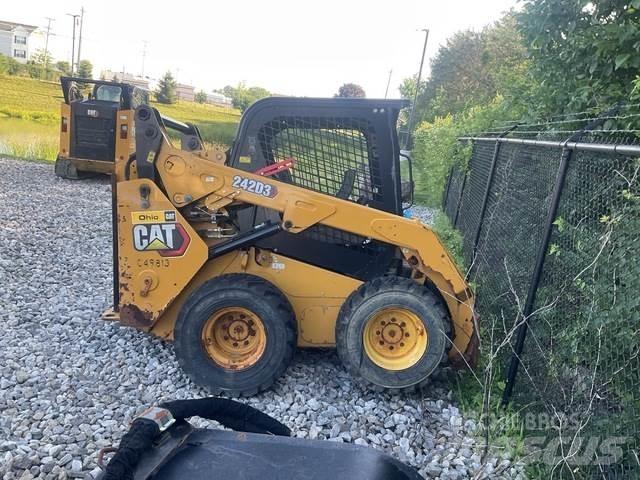 CAT 242D3 Kompaktlastare