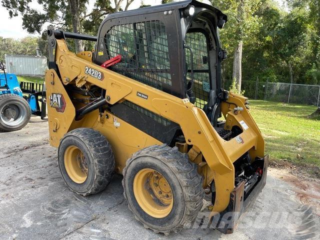 CAT 242D3 Kompaktlastare