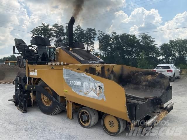 CAT AP-600D Asfaltsläggningsmaskiner