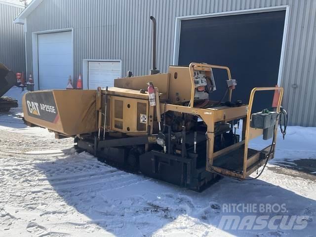 CAT AP255E Asfaltsläggningsmaskiner