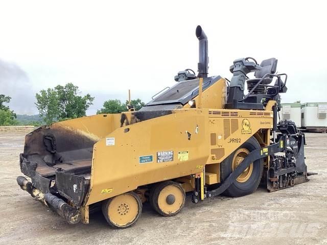 CAT AP600F Asfaltsläggningsmaskiner