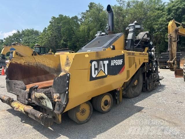 CAT AP600F Asfaltsläggningsmaskiner