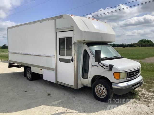 Ford E-350 Skåpbilar