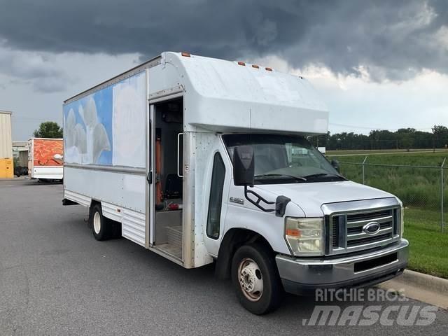 Ford E-350 Skåpbilar