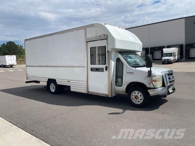 Ford E-350 Skåpbilar