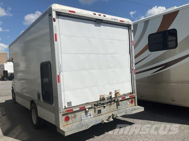 Ford E-450 Skåpbilar