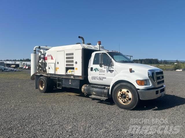 Ford F-650 Bandgrävare