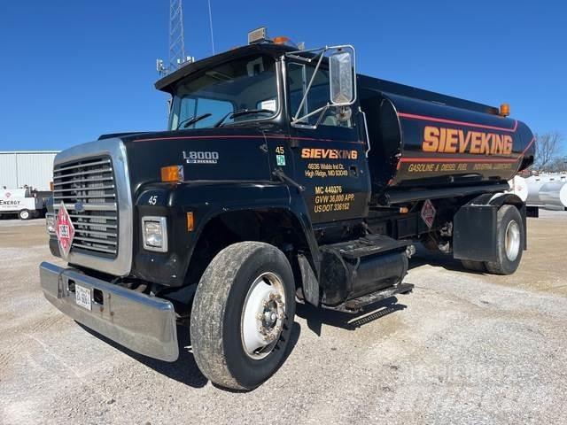 Ford L8000 Tankbilar