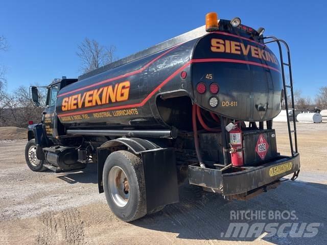 Ford L8000 Tankbilar