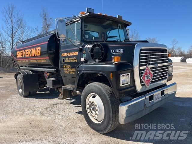 Ford L8000 Tankbilar