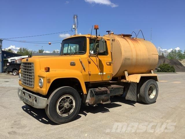 Ford L8000 Vattentankbilar