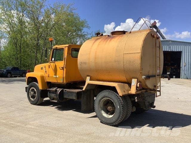 Ford L8000 Vattentankbilar