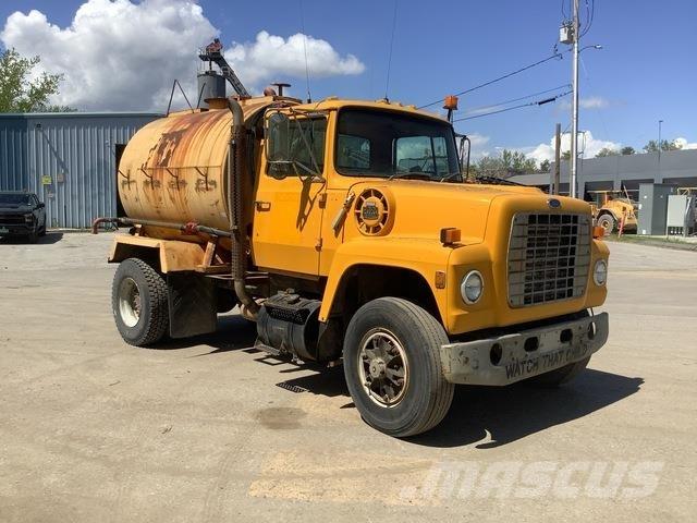 Ford L8000 Vattentankbilar