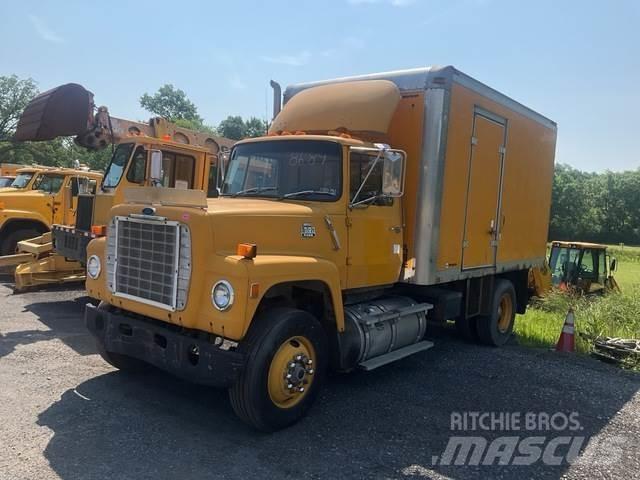 Ford L8000 Plogbilar