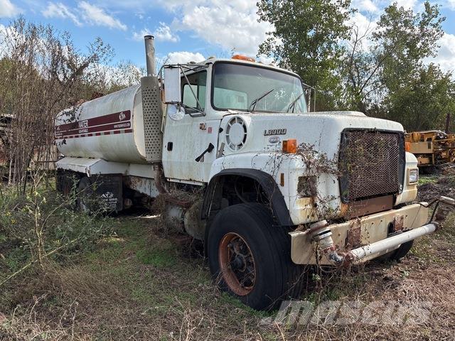 Ford L8000 Vattentankbilar