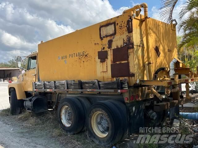 Ford LT8000 Vattentankbilar