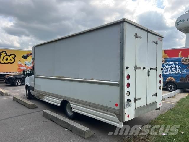 Freightliner  Lätta skåpbilar