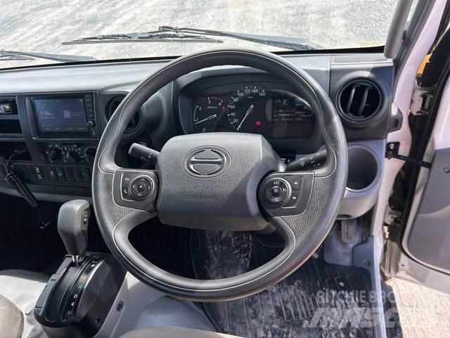 Hino 300 Flakbilar