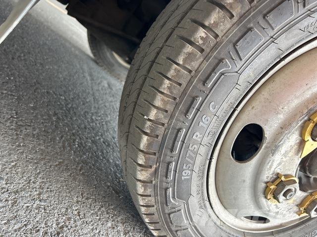 Isuzu NLR Flakbilar