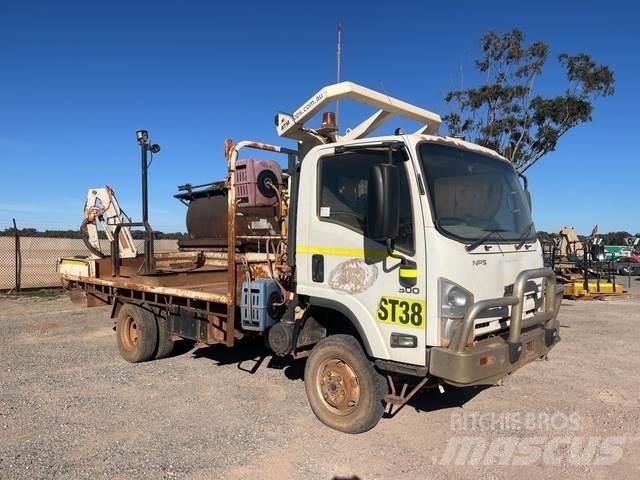 Isuzu NPS 300 Flakbilar