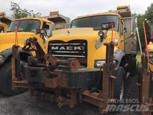 Mack 700 Snöblad och plogar