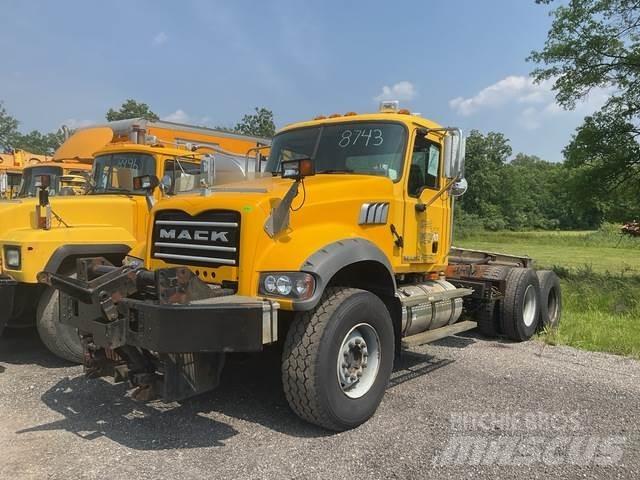 Mack 700 Snöblad och plogar