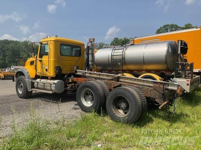 Mack 700 Snöblad och plogar