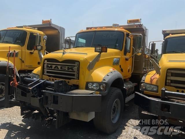Mack 700 Snöblad och plogar