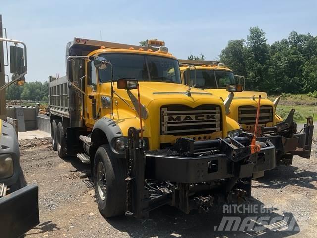Mack 700 Snöblad och plogar