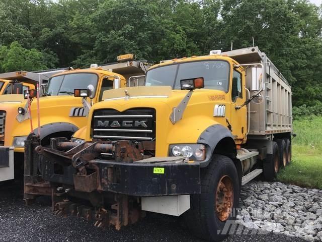 Mack 700 Snöblad och plogar
