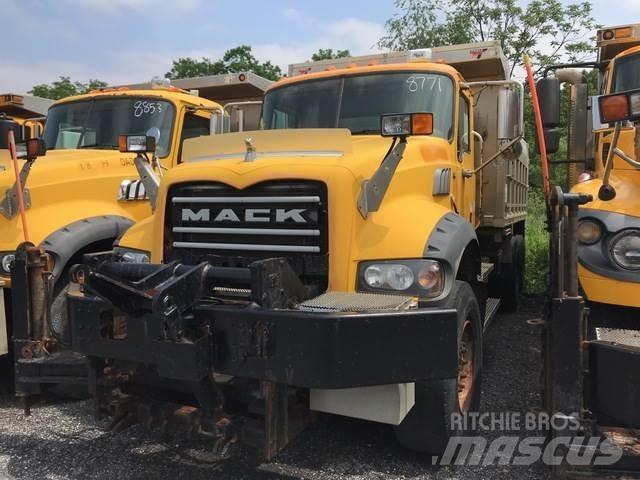 Mack 700 Snöblad och plogar