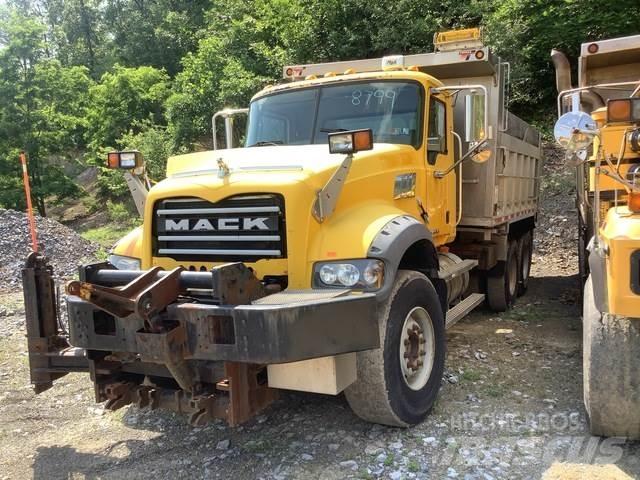 Mack 700 Snöblad och plogar