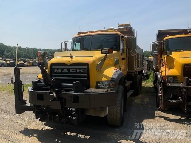 Mack 700 Snöblad och plogar