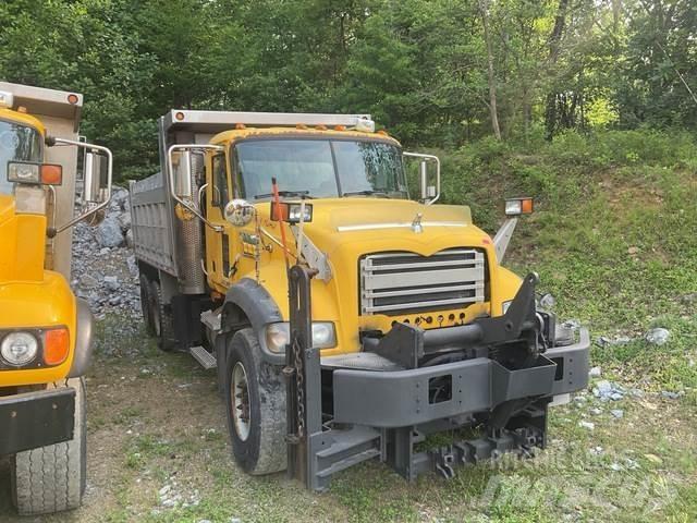 Mack 700 Snöblad och plogar