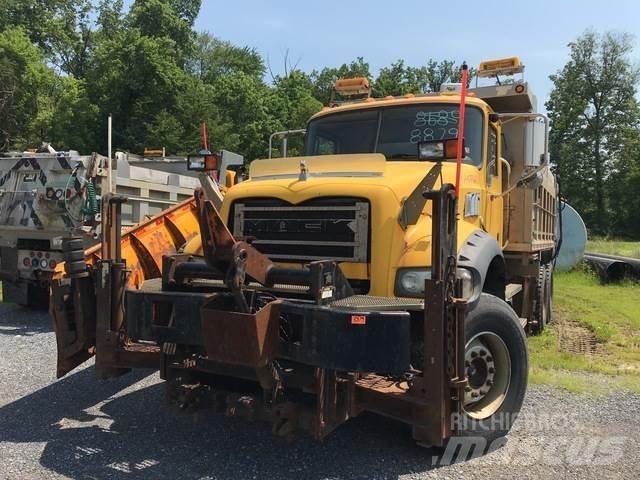 Mack 700 Snöblad och plogar