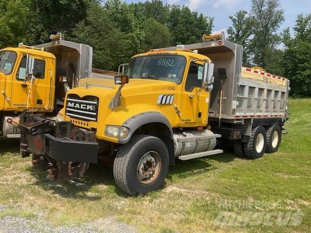 Mack 700 Snöblad och plogar